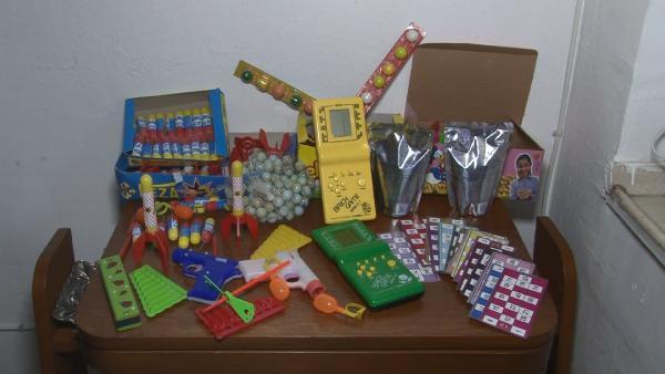 Oynad oyunlar ocuklara retmek istiyor  <br>  Ziyaretilerden Mustafa Kapucu ise, &#8220;90&#8217;l yllar iyi biliyoruz. O zaman byle telefon falan yoktu, walkmanler, kk mzik setleri vard. obanlk yapardk yanmza alrdk. Bu ev u anda ayn 90&#8217;l yllar andryor. Bu dzeni buraya kurduu iin teekkr ediyoruz.&#8221; diye konutu.     ocuklaryla birlikte eve gelerek anlarn tazeleyen Hakan Kuu, "Zaman zaman ocuklar da getiriyorum buraya. Oynadmz oyunlar ocuklarma retmek istiyorum. Bizim ocukluumuzu bilsinler, nasl ocukluk geirdiimizi rensinler. imdi teknoloji andayz. Bizim zamanmzda bunlar yoktu tabi. Frsat bulduka geliyoruz buraya, ok da gzel oldu.&#8221; diyerek o dnemi bilmeyen herkesin gelmesini tavsiye etti.