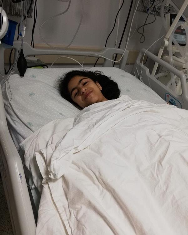 &#8220;Doktorlar, &#8216;Belden aasn kurtarmamz imkansz&#8217; diyor&#8221;    <br>Hastane nnde aresiz bekleyie devam eden kk kzn annesi Yadigar Erdem, &#8220;Kzm Ezel youn bakmda yatyor u anda. Belden aas komple fel. Doktorlar, &#8216;Hibir umut yok. Belden aasn kurtarmamz imkansz&#8217; diyor. Tutmayacak hibir ekilde. Hala ieride yatyor. Atei kyor, ekeri kyor. Hayati tehlikesiyle ilgili bir ey sylemediler ama lm gibi. letiim kuruyoruz ama doru dzgn konumuyor. Dn olan bugn olmu zannediyor. Kaza geeli 3 gn olmu bugn olmu zannediyor. &#8216;Bugn ameliyattan ktm&#8217; diyor. Geceleri ok geiriyor srekli&#8221; dedi.