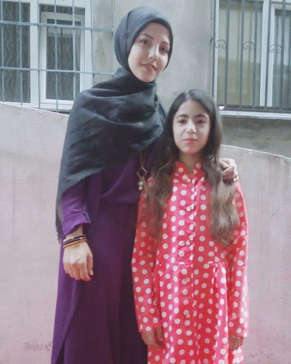 Kk Ezel&#8217;in olay gn yannda bulunan teyzesinin olu Kamuran Polat ise, &#8220;Beraber parka gidiyorduk piknik yapmaya. ki ara yolun ortasnda duruyordu. Emlak olan tartmaya balad. Sopa falan karttlar zaten hazrlklydlar. Kavga balad iin geri dndk, eve dnecektik. Bir baktm makas. Kz birden dt. Kz dt gibi belden aas tutmad. Yere dt gibi makas grdk. Boynuna makas batmt. Hastanede doktorlar ameliyata ald. Ameliyattan sonra aklamasn da yaptlar. Fel. mr boyu fel kalacak. Sadece onlar brakmalar adaletsizlik&#8221; eklinde konutu.