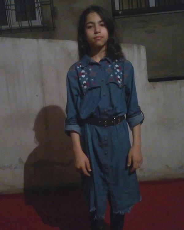 Yetkililere, &#8220;Kzmn kann yerde koymayn&#8221; diye seslenen anne Erdem, &#8220;Parka gitmilerdi birlikte piknie. O srada yol kavgas km. Ama yol kavgasna da benzemiyor. Hazrlkl gelmi br taraf. O srada sopalar, baklar km ortaya. Makas km ortaya. Benim ocuum deil baka birisi de olabilirdi orada. Makas frlatmak ne demek ya? Bir ocuun hayatn mahvetmek ne demek? Bu konuda ben herkese sesleniyorum. Ltfen yardmc olun. Kzmn kann yere koymayn. Ben sizden bunu rica ediyorum. Yalvaryorum&#8221; diye konutu.