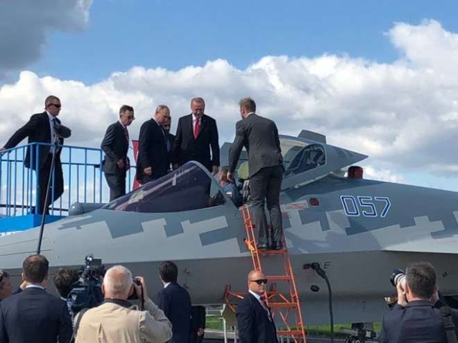 Konumann ardndan, Cumhurbakan Recep Tayyip Erdoan ve Rusya Devlet Bakan Vladimir Putin MAKS-2019 Air Show'da Su-57 sava uan inceledi.