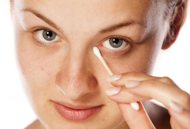 GZ TEMZL    Gzn enfeksiyon kapmamas iin havuz ve deniz sonras temizlenmelidir. Banyo ile genel bir vcut temizlii sonras gznze lk ay poetleri koyun ve 15 dakika dinlendirin.