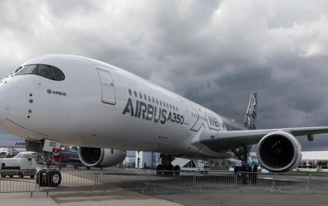 Suudlu bir i adam doum gn hediyelerinde tay yukarya ekti. ddialara gre oluna doum gn srprizi yapmak isteyen i adam, Airbus'a 300 milyon dolarlk uak siparii verdi.