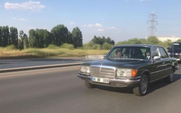 Kendi kulland otomobilde Neet Erta'n, "Trk sever, trk syler; Trk'm diye" trksn dinleyen Baheli, trafikte kendisini selamlayan vatandalara bozkurt iareti yaparak karlk verdi.