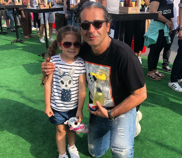 Sadece yemek bilmek yeterli olmaynca, Cape Wine Academy&#8217;de 4 yllk bir program olan, dnya araplar ve arap yetitiricilii zerine eitim ald.