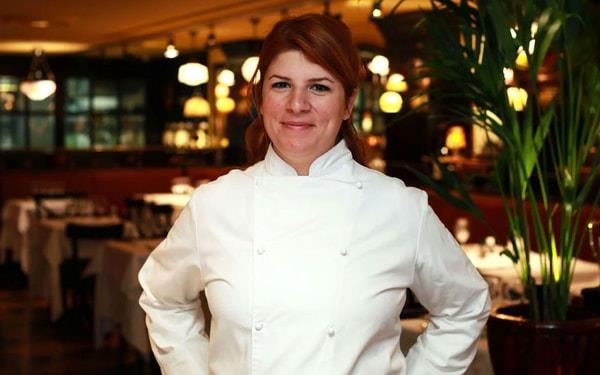 Esen Hnal da kadroda: te yandan jri deiikliine giden The Taste Trkiye, Hazer Amani ile birlikte Esen Hnal'la da anlamaya vard. YouTube kanalnda yemek videolar eken Hnal'n da yarmada nasl bir profil izecei merak konusu oldu.