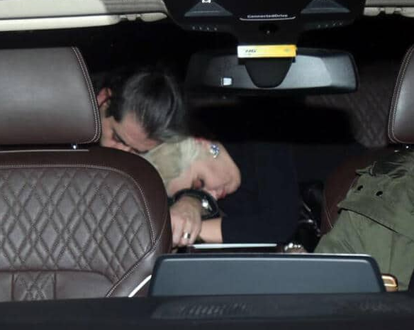 5 yllk evlilii bitmiti: Mart aynda Hazer Armani alkoll bir ekilde aracn arka koltuunda Sla ile uyuyakalmt. Bu olay sonrasnda da medyada Hazer Amani&#8217;nin  5 yllk evliliini bitirdii ortaya kmt.