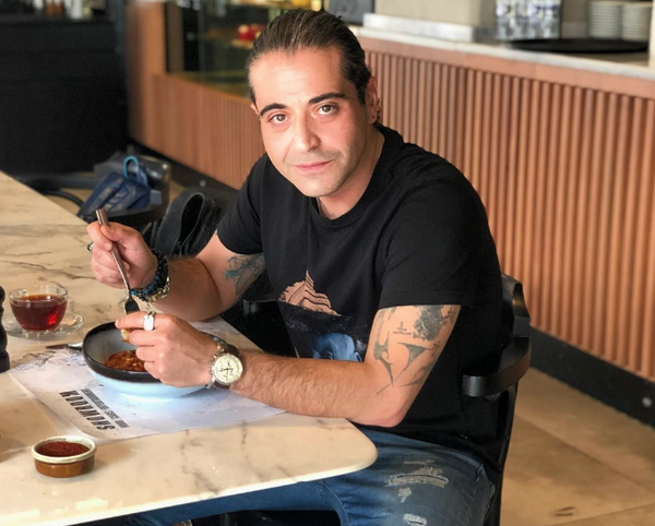 Peki Hazer Amani kimdir?: Hazer Amani, 1977 ylnda Ankara&#8217;da dnyaya geldi. Annesi Trk, babas ise ran Retlidir.