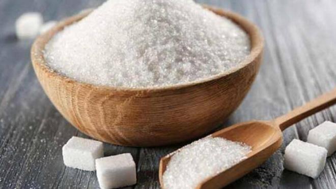 eker, akla gelebilecek en enflamatuar yiyeceklerden biridir. Vcudun her yerinde iltihaplanmaya neden olur, zellikle bu durum gzlerin etrafnda daha belirgin bir hale gelir. nk cilt incedir ve imeye eilimlidir. Yapay eker veya tatlandrclar, ikinlie neden olma konusunda da ayn derecede tehlikelidir.