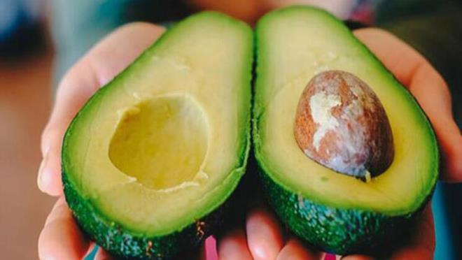 Avokadoyu yemekten ziyade maske olarak gzlerinize uygulayabilirsiniz. Avokado dilimlerini kesin ve gznzn stne yerletirin. Yaklak 10 dakika kadar bekletin. Koyu halkalar K vitamini eksikliinden kaynaklanabilir ve avokado bu konuda zengindir .