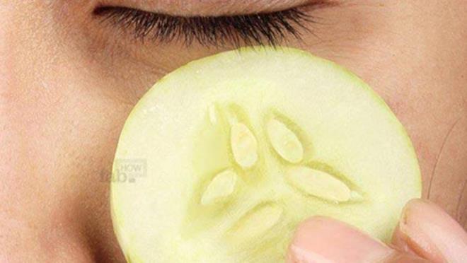 Soutulmu salatalk dilimlerini gznze koymak, yorgun gzlerinizi tazelemek ve aydnlatmak iin harika bir yoldur. Dilimleri 15 dakika kadar gz altnzda bekletin. Sonucuna siz de inanamayacaksnz.
