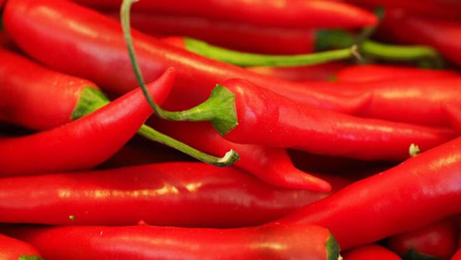 Tpk domatesler gibi, krmz biberler de ayn kategoriye girer. Domatesten tek farki dokularn yanmasna ve iltihaplanmalarna neden olabilecek kapsaisin adl bir bileik ierir. Ve bu iltihap gzlerinizin etrafnda kolayca oluabilir. Peki, gz alt torbalarn hangi besinler engelliyor? te o besinler...