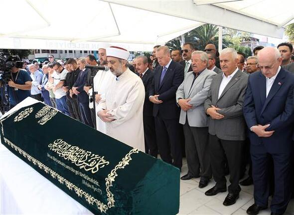 Tedavi grd hastanede 81 yanda hayatn kaybeden gazeteci-yazar ule Yksel enler, Cumhurbakan Recep Tayyip Erdoan'n katld trenle son yolculuuna uurland.    enler iin Eyp Sultan Camisi'nde le vakti dzenlenen trende Cumhurbakan Erdoan da saf tuttu.