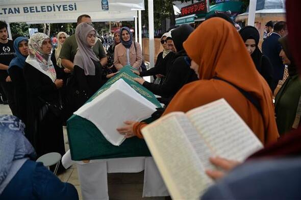 "10 BNLERCE NSANA CESARET VERD"         Cumhurbakan Recep Tayyip Erdoan, ule Yksel enler'in kitaplaryla, yazlaryla genlere ynelik saysz konferanslaryla lkenin 4 bir yann dolamak suretiyle verdii konferanslaryla 10 binlerce insana en zor zamanlarda cesaret verdiini kaydetti.         Trkiye'nin darbecilerin ve vesayetilerin penesinde kvrand bir dnemde byle bir mcadele insannn yolunun hapishanelerden gememesinin dnlemeyeceini ifade eden Erdoan, yle konutu:         "Nitekim, kendisi bu durumu, 'Hak urunda zindana girmem mukadder imi, takdir-i ilahiden gafil gibi kaamam.' diyerek anlatmaktadr. Yani o da Medrese-i Yusufiye'den geti. ule Yksel enler'i horlayanlarn, eziyet edenlerin, zindana atanlarn, yoluna dikenler deyenlerin hibiri bugn hatrlanmyor ama ule Hanmefendi inallah nesiller boyu hayrla yad edilmeye devam edecektir. Kendisine Allah'tan rahmet diliyorum. Yaknlarna, sevenlerine yetitirdii nesillere ve tm milletime ba sal dileklerimi sunuyorum. Rabbim inallah kendisini cennetiyle merref klar ve Hatice validemize, Aie validemize komu klar ve bu mekanda inallah kendisini defnedeceiz. nallah yine burada, yakn bir mekanda da inallah ule Yksel enler Hanmefendi adna bir ktphane ve mzeyi de en yakn zamanda amak suretiyle burada hem ktphanede, mzede hemhal olmak hem kabrini ziyaret etmek suretiyle de inanyorum ki kendilerini kabrinde ok daha mutlu etme frsat bulacaz."