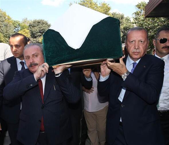 Cenaze namazn stanbul Mfts Prof. Dr. Mehmet Emin Maal'nn kldrd trende Erdoan, katlmclara hitap etti.         Daha sonra enler'in cenazesi, Cumhurbakan Erdoan'n da omuz vermesiyle cenaze aracna kadar tand.         enler'in cenazesi, Erdoan'n da bindii cenaze aracyla Eyp Sultan Mezarlna getirilip topraa verildi.