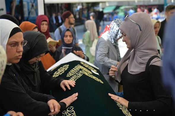 "Geride brakt miras gerekten ok byk ve anlamldr. zellikle de kendisinin yaad dnemde STK hareketlerini slami kesimde en ne karabilen isimlerden bir tanesi olmutur ule Yksel enler Hanmefendi... O da dealist Hanmlar Derneiyle kurduklar mcadele, gtrdkleri, yrttkleri mcadele gerekten adeta gen kzlarmz iin bir idol olmasn da ortaya koymutu. Hatta Seher Vakti dergisiyle o zamanlar zellikle slami kesimde kalemorlarmzn yer ald bir dergi olmas bakmndan, malum baz evreleri rahatsz etmesi bizi de mutlu etmesi bakmndan ok ok nemliydi. Tamamen kendi iradesiyle yneldii hak ve hakikat yolu onun duruuyla, kararllyla, samimiyetiyle ve dirayetiyle kendi neslinin dikenler arasnda aan bir gl haline getirmiti. Hayat tarzn kendisine dayatlan ekilde deil de inancnn gerekleri dorultusunda yaamak iin verdii mcadele onu son dnemin bayrak ahsiyetlerinden biri kld. Nice gen kzmzn inancndan taviz vermeden okumasna, ilim ve hikmetle bulumasna, milletimize hayrl bireyler haline gelmesine, evresini de etkileyen bir konuma ulamasna vesile oldu."