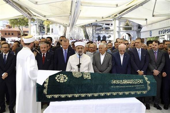 Cenaze namaz ncesi enler'in manevi kz Aye Yosunkaya, taziyeleri kabul etti. enler'in tabutunun baucuna beyaz rt asld grld.         Cami avlusunda vatandalar tarafndan zerinde "Koca bir an mcahidesi ule Yksel enler", "Huzur sokandan huzur diyarna yolun ak olsun ule anne" yazl afiler asld.