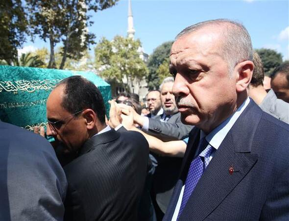 Trene, enler'in yaknlarnn yan sra, Trkiye Cumhurbakan Recep Tayyip Erdoan, ei Emine Erdoan, kzlar Esra Albayrak, Smeyye Erdoan Bayraktar, TBMM Bakan Mustafa entop, Hazine ve Maliye Bakan Berat Albayrak, Salk Bakan Fahrettin Koca, Aile, alma ve Sosyal Hizmetler Bakan Zehra Zmrt Seluk, Genlik ve Spor Bakan Mehmet Muharrem Kasapolu, letiim Bakan Fahrettin Altun, Cumhurbakanl Szcs brahim Kaln, AK Parti Genel Bakanvekili Numan Kurtulmu, AK Parti Szcs mer elik, AK Parti zmir Milletvekili Binali Yldrm, AK Parti stanbul Milletvekilleri Ravza Kavak Kan ile Hasan Turan, eski TBMM Bakan smail Kahraman, stanbul Valisi Ali Yerlikaya, stanbul Emniyet Mdr Mustafa alkan, AK Parti stanbul l Bakan Bayram enocak, ile belediye bakanlar, STK temsilcileri, gazeteci ve yazarlarla ok sayda vatanda katld.