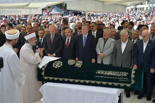 'EN NE IKABLEN SMLERDEN BR TANES OLMUTUR'    Cumhurbakan Recep Tayyip Erdoan, gazeteci-yazar ule Yksel enler'in geride brakt mirasn gerekten ok byk ve anlaml olduunu belirterek, "zellikle de kendisinin yaad dnemde STK hareketlerini slami kesimde en ne karabilen isimlerden bir tanesi olmutur ule Yksel enler Hanmefendi..." dedi.         Erdoan, tedavi grd hastanede hayatn kaybeden gazeteci-yazar ule Yksel enler'in Eyp Sultan Camisi'ndeki cenaze trenine katld.         Erdoan, burada yapt konumada, Kbrs'ta balayp stanbul'da tekamle eren, sonra tm Trkiye'yi, hatta tm dnyay etkisi altna alan bir mcadele insannn cenazesi vesilesiyle bir arada bulunulduunu dile getirerek, enler 20'li yalarndan itibaren okumakla, yazmakla, hakk ve hakikati     konumakla geen mrnn  dn 81 yanda sona erdiini syledi.         Pek ok kadnn ve erkein hayatnda dnm noktas olacak azim, mcadele, inan abidesinin son yolculuuna rahmetle, salavatla, kranla ve hznle uurlandn belirten Erdoan, yle devam etti: