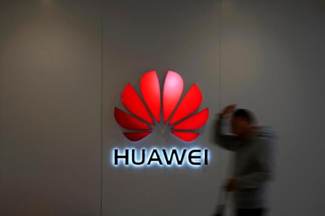 ABD hkmeti Amerikan teknoloji irketlerine eitli snrlamalar getirmi ve bu kapsamda Huawei'ye rn ve servis satn Mays ayndaki dzenlemeyle kstlamt.    ABD Bakan Donald Trump, geen ay yapt aklamada, yaptrmlarda baz istisnalar olabileceini belirtse de ABD'nin yetkili organlar, Huawei'nin 130'dan fazla ticaret lisans talebine olumlu yant vermedi.