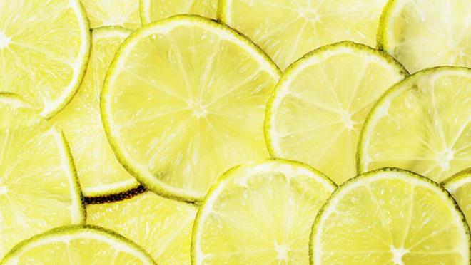 Bu doal tedavi iin trnaklarnza bir dilim limon srmelisiniz. Yanar veya actrsa, bir kulak ubuunu veya pamuk topunu limon suyuna batrabilirsiniz. Daha sonra, limon suyunun 15 dakika boyunca etkisini gstermesine izin verin ve sonra lk suyla ykayn.Dier bir seenek ise trnaklarnz 10 veya 15 dakika limon suyuna batrmak. Daha sonra trnaklarnz fralayn, suyla ykayn ve cildin kurumasn nlemek iin nemlendirici bir krem uygulayn. Bu doal zm trnaklarnzn parlamasn da salar.