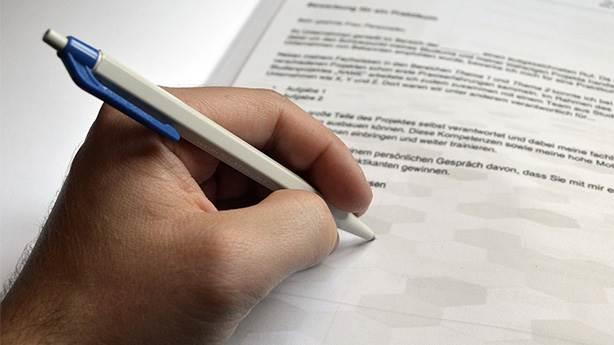 nsan sarraf olanlar  <br>    "Ben adam ayrlrken tanrm" diyen Seren Serengil sadece bir rnek. Yeni bir ortama girdiimizde muhakkak ortamn 'insan sarraf' olan bir adm ne kar. "Ben demitim, onu zaten gzm hi tutmamt" diye balar cmlesinin sonu.    Bizi sper glerine inandrmaya ar hevesli olan bu kimselere 'sarraf'lklarn tattrmak daha doru. Yldzlar hi kaymasn, hep l l parlasnlar...