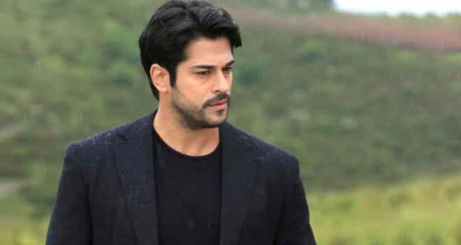 Arada yourt, meyve ve kuruyemi yiyen zivit, sofrasndan krmz etle bal eksik etmiyor. Oyuncu, kemik suyu ierek de kaslarn glendiriyor.