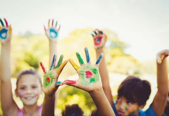 DNYANIN NE KADAR KAPSAMLI OLDUUNU ONA GSTERN    Aratrmalara gre hemen hemen her ocuk yalnzca aile ve arkadalarnn olduu kk dnyalara ilgi gsteriyor.    Bu snrl dnyalarnn dna kp baka insanlar ve olaylar ile tanmalar nemlidir