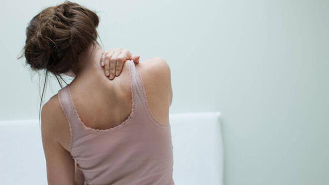 Ergenlik yalarnda ortaya kmaya balyor<br>  Skolyozun daha ok ergenlik yalarnda ortaya ktn aktaran Prof.Dr. zdemir, "Erken dnemlerde mdahale edilmedii takdirde hem kozmetik hem de kalp ve solunum sistemi zerinde telafisi zor hasarlara yol aabilir. Hastann ve kendisinin vcut eklini gzlemleyerek baz belirtileri fark etmesi hastaln tehisinde nem arz eder" dedi.