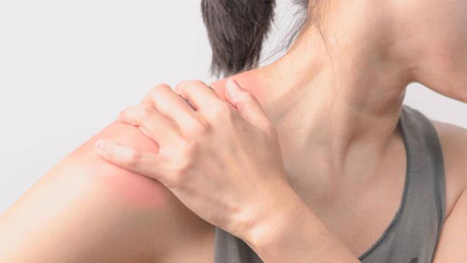 Salkl bir omurga nasl olur?<br>  zdemir, "Skolyoz, omurgann gs veya bel blgelerinde grlebilen, yana doru eriliidir. Normal ve salkl omurgada omurlar arkadan bakldnda yukardan aaya yani boyun, srt ve bel blgelerinde dz bir hat eklinde uzanr. Skolyozda ise omurlar saa veya sola doru yer deitirir ve ayn zamanda kendi eksenleri etrafnda dner. Omurgaya arkadan bakldnda erilik dz durulduunda bile fark edilebildii gibi bazen bu denli net deildir ve ancak ne eilme durumunda, kontroller ve rntgen filmlerinde anlalabilir" diye konutu.