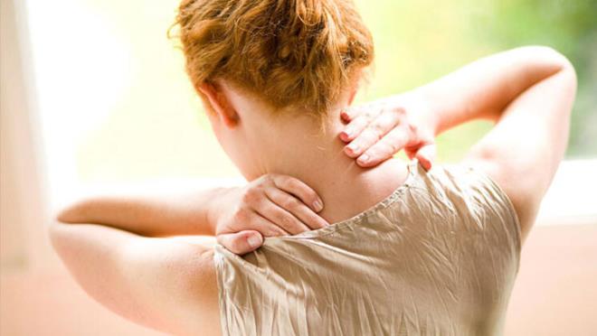 Ayakta ekilen tm omurgann n arka ve yan radyografilerinde, eriliin balad ve sonland omurlar arasndaki a llr ve bu ann ilerlemesine gre takip edilir. Bu aya 'cobb as' denir. Bu a 10 dereceden fazla ise skolyoz tehisi konur" diye konutu.50 derecenin zerindeki eriliklerde ve takiplerde eriliin artt hastalarda cerrahi uygulanmas gerektiini kaydeden Prof.Dr. zdemir, "Dier durumlarda korse tedavisi ve fizik tedavi yaplmal. Cerrahi tedavi srt ve bele yerletirilen implantlar (vida-ubuk) yardmyla baarl bir ekilde yaplabilir" ifadelerini kulland.