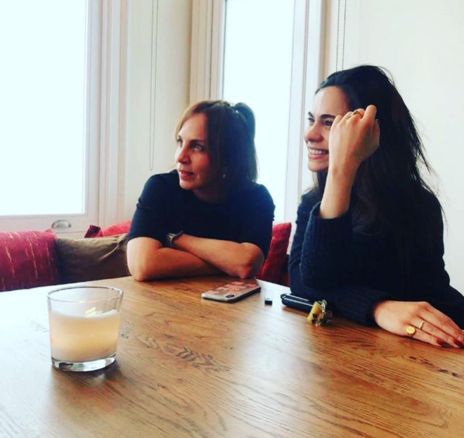 ok zorlu bir dnemdi: "Hi kyafetim yoktu ki insanlar fotoraf ekimlerinde heyecanlanrlar, hazrlanrlar. ekimde giydiim kyafetlerin hepsi Sezen'indi. ok zorlu bir dnemdi. Hayatta birok zorluk yaanyor ama nemli olan o zorluklardan sonra yeniden kllerinden doup, ayaa kalkmak ve ders almaktr."