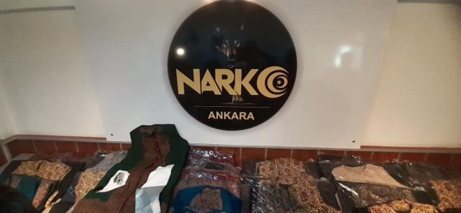 ANKARA'da polis ekipleri, suda eritilerek Osmanl kaftanlarnn iindeki keelere emdirilmi, 33 kilo 550 gram baz morfin ve 12 kilo 650 gram metamfetamin ele geirdi. Narkotik kpei 'van' tarafndan bulunan uyuturucu ykl kaftanlarn Avustralya ve ngiltere'ye gnderilecei renilirken, gzaltna alnan ran uyruklu 2 kii tutukland.