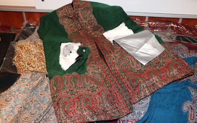 ANKARA l Emniyet Mdrl Narkotik Sularla Mcadele ube Mdrl ekipleri, Osmanl kaftanlarnn iindeki keelere uyuturucu maddelerin eritilerek emdirildiini tespit etti. Yaplan operasyonda 2 ranl yakaland zanllar tutuklanarak cezaevine gnderildi.