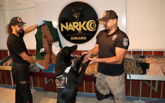 Yaplan alma sonucu, kargo paketlerinin ran uyruklu A.B. ve A.A.'ya ait olduu belirlenirken pheliler uyuturucu gndermek iin ikinci kez ayn kargo ubesine geldi.