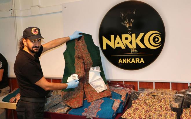 pheliler, polis ekiplerinin dzenledii operasyonda gzaltna alnrken, yanlarnda getirdikleri 10 adet kaftan iine emdirilmi daral arl 13 kilogram baz morfin ele geirildi.      phelilerin ankaya ilesindeki evlerinde yaplan aramada ise 10 adet kaftan iine emdirilmi daral arl 12 kilo 650 gram metamfetamin ile 5 adet kaftan iine emdirilmi daral arl 7 kilo 550 gram baz morfin ele geirildi.