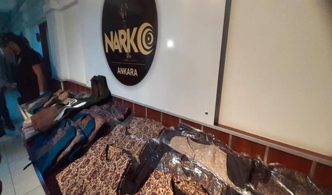 Narkotik kpei 'van', yaplan aramalarda Osmanl kaftanlarna pozitif tepki verdi.
