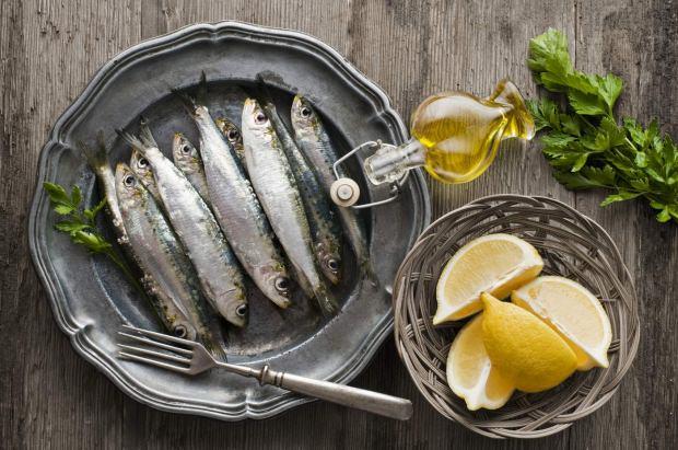 - Hayvansal yalarn aksine doymu ya asitleri bakmndan zengin olan balklar gzmzdeki sar noktann grme ilevini artrr. Ayn zamanda gz hastalklar riskini azaltr. Bunun nedeni de omega-3 ya asitleri zararl hcreleri yok ederek gen hcrelerin saysn hem korur hem artrr.    - zellikle k aylarnda bolca tketmemiz gereken balk st solunum yolu enfeksiyonlar hastalklarna kar vcut direncini artrr. Yaplan aratrmalarda balk baklk sitemini de glendirerek kansere hcrelerini azaltr.