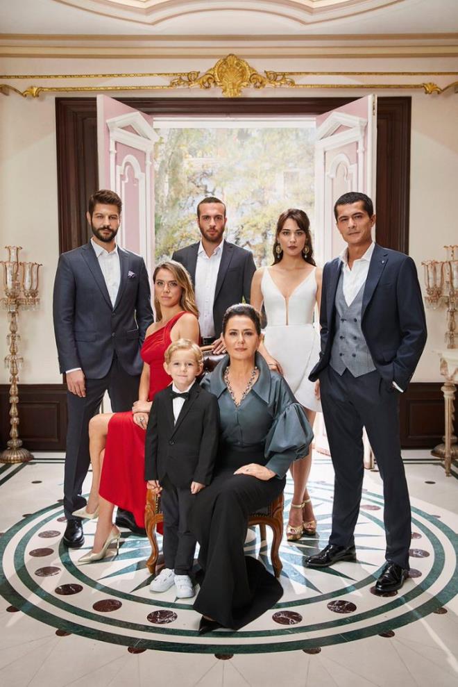 ocuk: smail Hacolu ve Ceyda Ate'i dizi setlerine geri dndren ocuk dizisi, evladna olan annelik borcu sebebiyle torununa kenetlenen bir babaanne ile o ocuu istemeyen bir gelinin zerinden aktarlan bir dram hikayesini aktaryor.