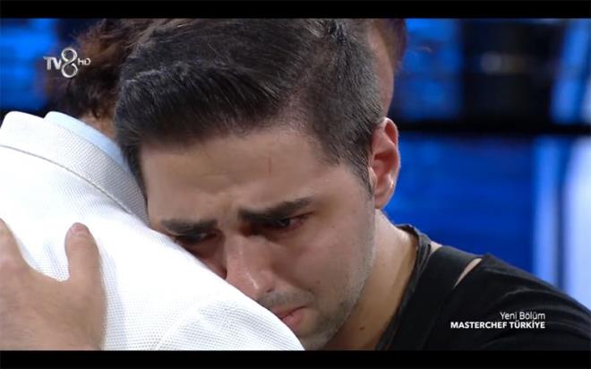 Elenen Onur alayarak gitti Mehmet ef duygulandrd  Masterchef yarmasna zmir'den gelirken buradaki yaknlarn aradn ve onlarda kalp kalamayacan sorduunu belirten Onur anlattklar ile duygulandrd. stanbul'a vardnda arad yaknlarn hi birinin telefonunu amadn belirten Onur, sokakta kaldn syledi. Onur'un vedasnda Mehmet ef, 'Artk stanbul'da bir abin var' diyerek ona sarld. Onur gzyalar iinde alayarak gitti.