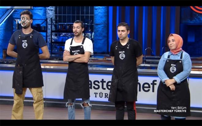 MasterChef'ten ilk elenen kim oldu?<br>  Mustafa, Onur, Eda ve Ekin'in yart elemede Somer efin hazrlad yemek yapld. efin yemeine en yakn yemei Ekin yapt ve elemeden ilk kurtulan isim oldu. Mustafa da en iyi ikinci yemekle potadan kt. Elemeye kalan Eda ve Onur arasnda ise Masterchef'e veda eden isim Onur oldu.
