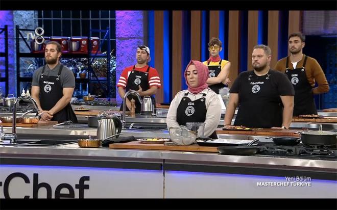 Masterchef yarmas Tv8 ekranlarnda izleyiciyi eleme heyecan ile ekrana kilitledi. Krmz ve mavi takmn yart ilk turda kaybeden mavi takm olmutu. lk eleme adaylar da bu takmdan kt. kinci turda ise krmz takm farkl olarak yenildi ve 2 eleme aday kard. Final gecesinde 'Masterchef'ten kim elendi' diye beklerken geceye Mustafa'nn ettii bir laf damga vurdu. Mehmet ef kplere bindi. te Masterchef elemesinde yaananlar: