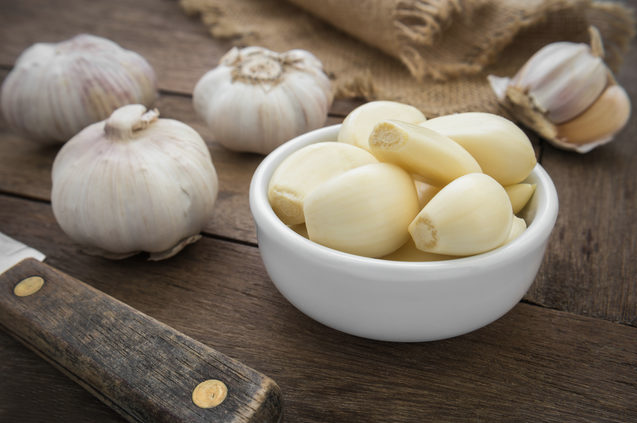 Sarmsak  <br>  Sarmsan iltihap sktrc etkisinden faydalanmak iin haftada birka kez bir di sarmsa suyla birlikte hap gibi yutmalsnz.