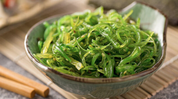 Yosun<br>    Fukoidan isimli kompleks karbonhidratlar ierir, inflamasyonu azaltr. Deniz yosunlar stten arlk olarak 14 kat daha fazla kalsiyum ierir. Kelp, kombu, wakame, arame yosunun iyi kaynaklardr.