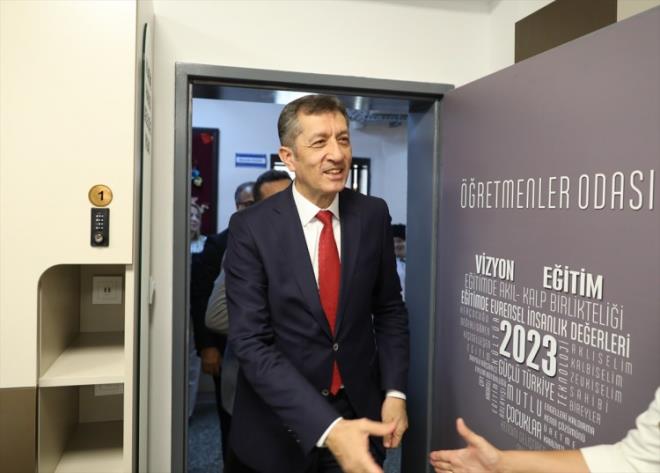 Bakan Seluk, Milli Eitim Bakanlnca bu yaz hazrlklar tamamlanp yapmna balanan yeni retmenler odalarnn tasarmn Keiren Yaln Eskiyapan lkokulu'nda tantt.