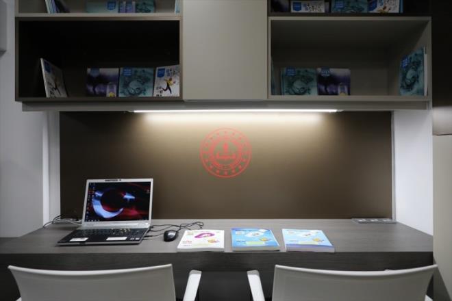 Zmre toplantlar ve gerektiinde yaplabilecek veli toplantlar iin rahat hareket eden tekerlekli ve katlandnda sergi panosuna ve sunu tahtasna dnebilen toplant masalar...