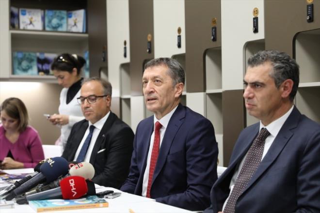 Sehpalarn altna fonksiyonel olarak gizlenmi dosya depolama alanlar...