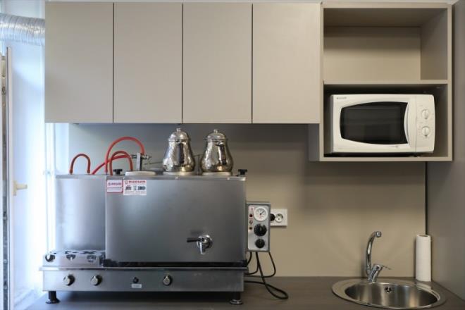 Su tesisat bulunan veya tesisatn olus&#807;turulmas mu&#776;mku&#776;n olan odalar iin ise mutfak alan, mutfak alanna konumlandrlm metal eviye, tezgah alt buzdolab, gizli davlumbaz, yemek stmak ic&#807;in mikrodalga frn ve bulak makinas...