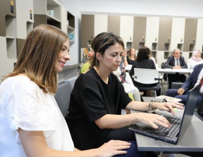 Tahta kalemiyle yaz yazmaya da imkan salayan, mknatsl metal panolar, zerinde 'kendine, hayata, gelecee iyi bak' slogan yazan boy aynas...