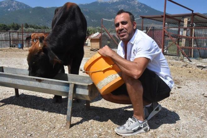 3 BN 530 HABER    Yrtt sosyal sorumluluk projeleri ve binlerce yardma ihtiya insana uzatt el ile sevenlerinin bir kez daha gnln kazanan arkc, 3 bin 530 habere konu olarak austos aynn en ok konuulan nllerinden oldu.